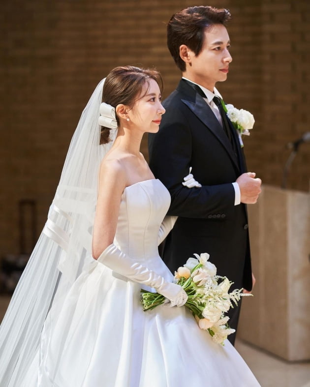 "점점 닮아간다 우리" 이지훈♥아야네, 눈꺼풀마저 닮은 신혼 부부 "평생 함께" [TEN★]