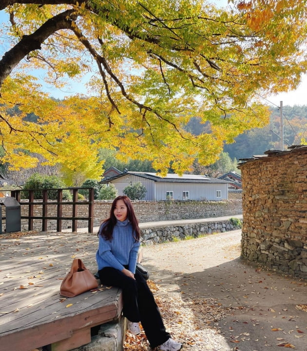 '박성광♥' 이솔이, 가을 나무 아래서 청순미 폭발 "11월의 고성" [TEN★]