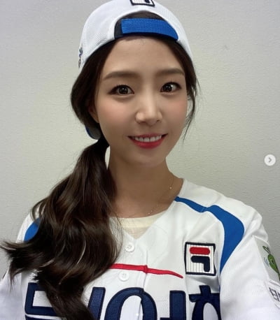 '류현진♥' 배지현, 유니폼 입고 돌아온 야구여신...러블리한 미소[TEN★]