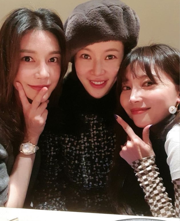 오윤아, 황정음·차예련 고마운 동생들...이쁜애 옆에 또 이쁜애[TEN★]