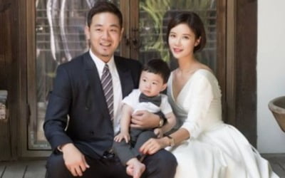 '재결합→임신 경사' 황정음, 새로 찍은 웨딩사진 같은 만삭화보 '단란한 넷' [TEN★]