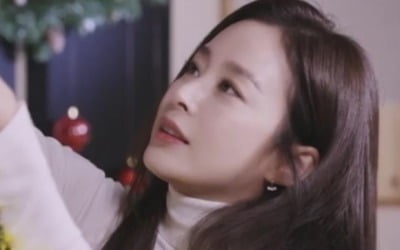 '비♥' 김태희, 트리도 무릎 꿇게 한 미모...'메리메리크리스마스데이' 주인공