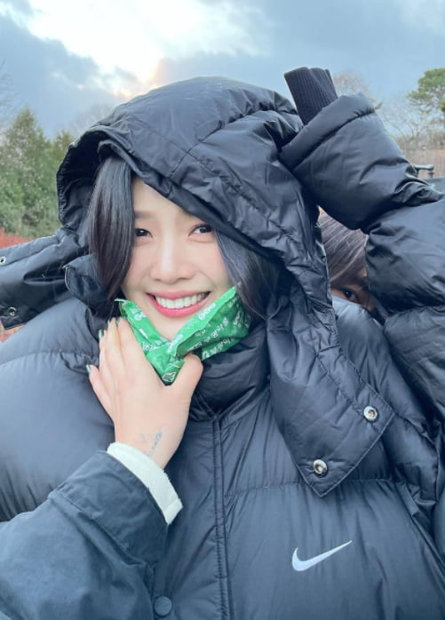'크러쉬♥' 조이, 오늘은 안은진과 얼굴 맞대고…"추위와 싸우는 중" [TEN★]