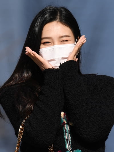 [TEN 포토] 레드벨벳 조이 '꽃받침에 윙크는 덤'