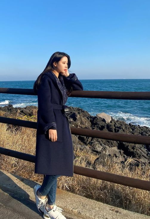 "힐링중"…조현, 700만원대 L사 명품 코트 입고 제주行 [TEN★]