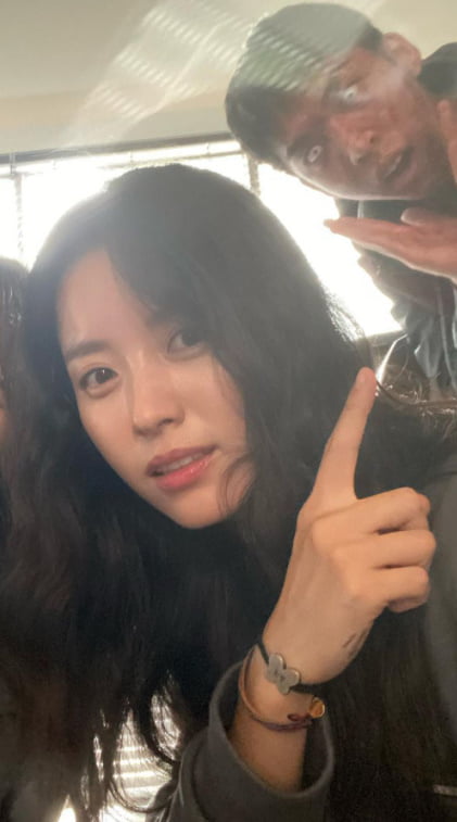 한효주, 방호복 입고 '미소'…해피 바이러스 팍팍 [TEN★]