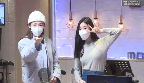 다비치(강민경, 이해리)./ 사진='정오의 희망곡' 방송화면