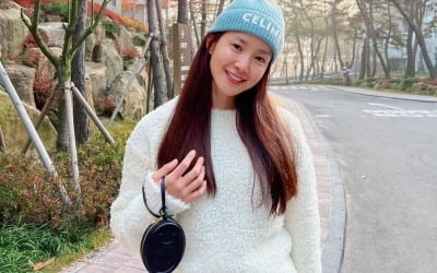 '사업가♥' 이시영, 아들과 북한산뷰 P호텔 호캉스…명품 C사는 머리에·D사는 등에 [TEN★]