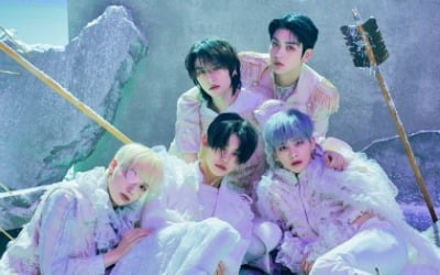 투모로우바이투게더, 英 NME '올해의 베스트 앨범 TOP 50'...K-팝 앨범 중 유일