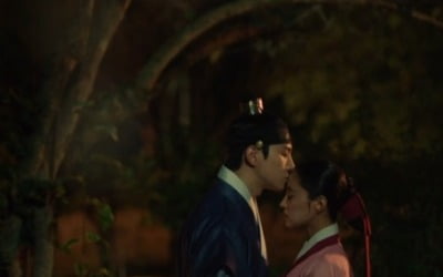 [종합] "더는 아닌 척 할 수 없다" 이준호, ♥이세영에 이마 키스('옷소매 붉은 끝동')