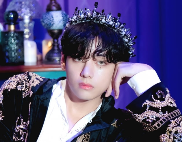 방탄소년단 뷔, 보그 & 지큐 코리아에 단독 전면 광고 역대급 생일선물