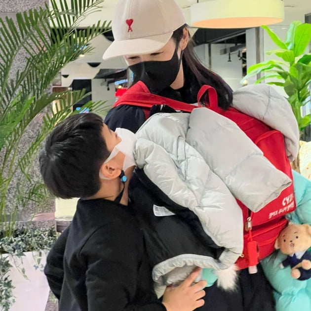 장영란, ♥한의사 남편 똑 닮은 아들과 뽀뽀 "짐처럼 무거울 때도 있지만" [TEN★]