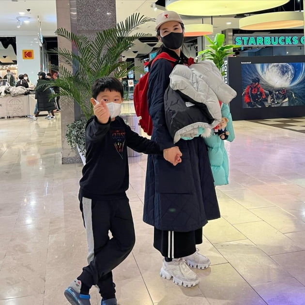 장영란, ♥한의사 남편 똑 닮은 아들과 뽀뽀 "짐처럼 무거울 때도 있지만" [TEN★]