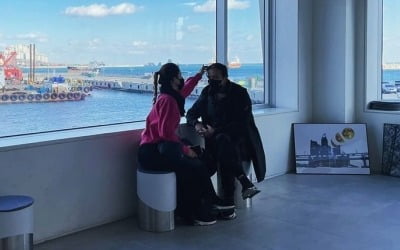 박시은, ♥진태현 머리 만져주며 "함께 기르고 함께 자르기로" 손끝에도 애정 가득 [TEN★]