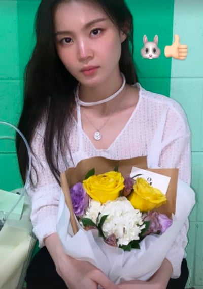 이하이, 꽃다발 들고 심각한 표정 [TEN★]