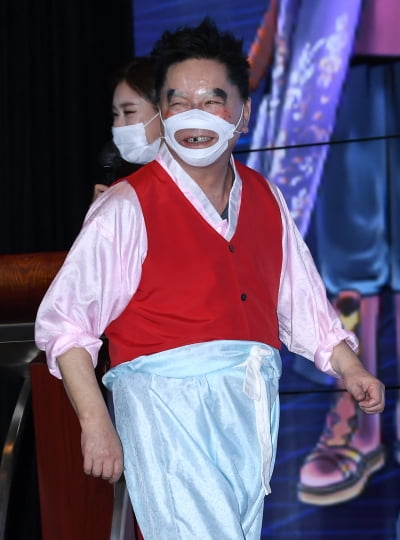 [TEN 포토] 심형래 '파란조끼 버리고 빨간조끼 입었어요'