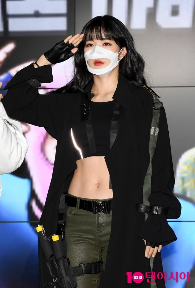 [TEN 포토] 조현영 '식스팩 자랑하며'