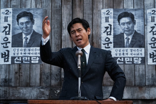 [TEN리뷰] 설경구X이선균, 과정이냐 결과냐 '딜레마'…대선 앞두고 개봉하는 '킹메이커'