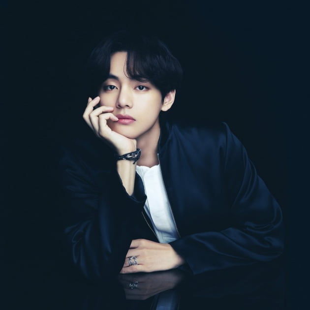 버스 정류장에서 BTS 뷔 생일 축하 목소리 듣는다...' 韓최초' 지하철&버스 광고 화제