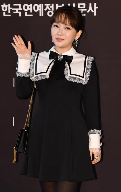 [TEN 포토] 윤송아 '1억 낙타그림 만든 손'