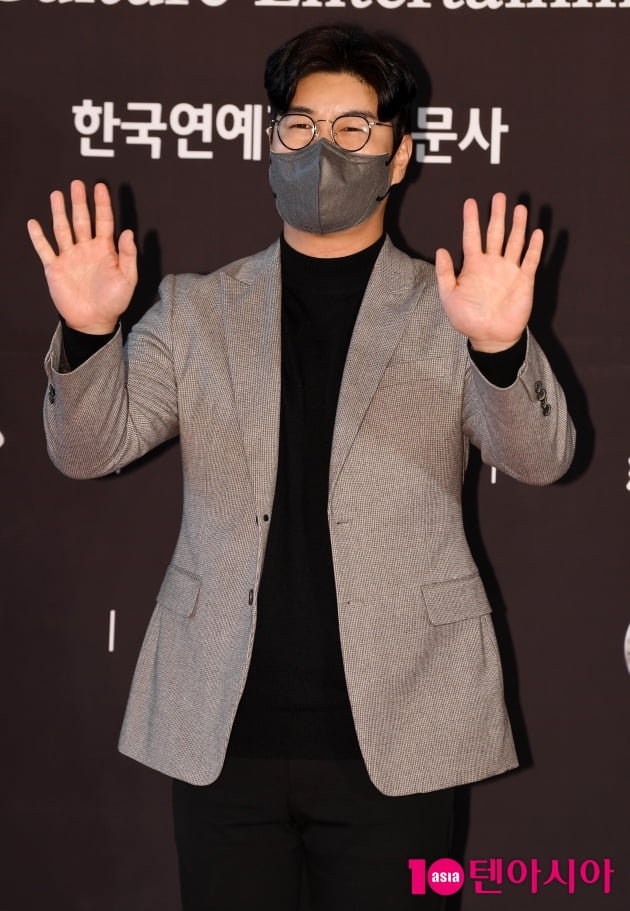 [TEN 포토] 박구윤 '여심 사로잡는 손인사'
