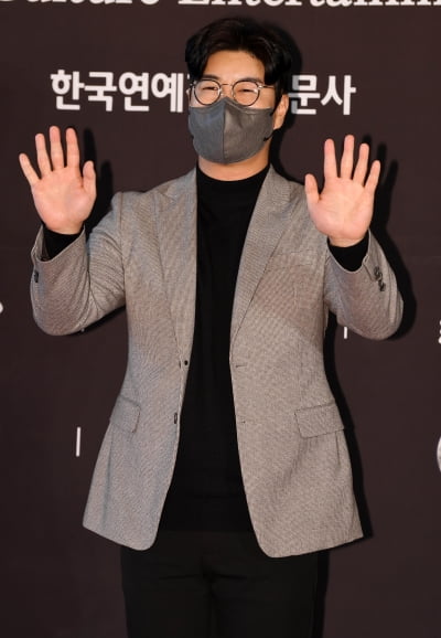 [TEN 포토] 박구윤 '여심 사로잡는 손인사'