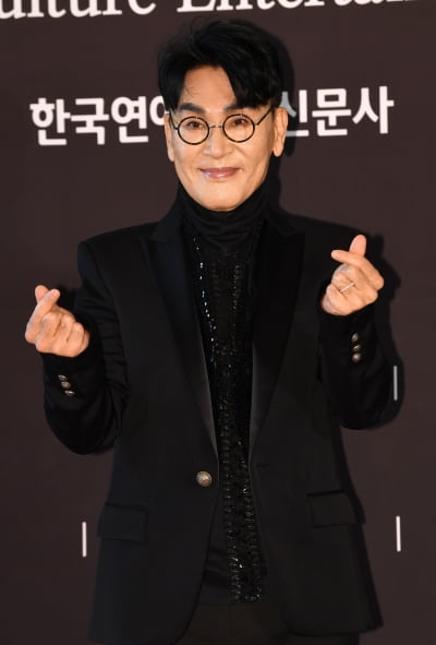 [TEN 포토] 조항조 '하트도 유쾌하게'