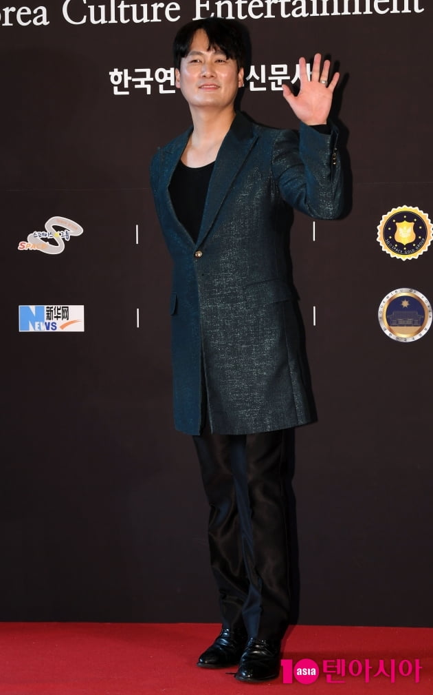 [TEN 포토] 루이스초이 '인사도 느낌있게'