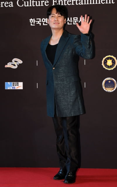 [TEN 포토] 루이스초이 '인사도 느낌있게'