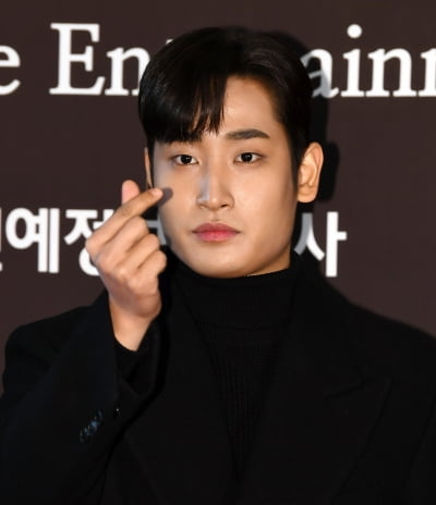 [TEN 포토] 박재정 '심쿵 하트'