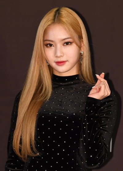 [TEN 포토] 스테이씨 아이사 '피부에 조명 달았나'