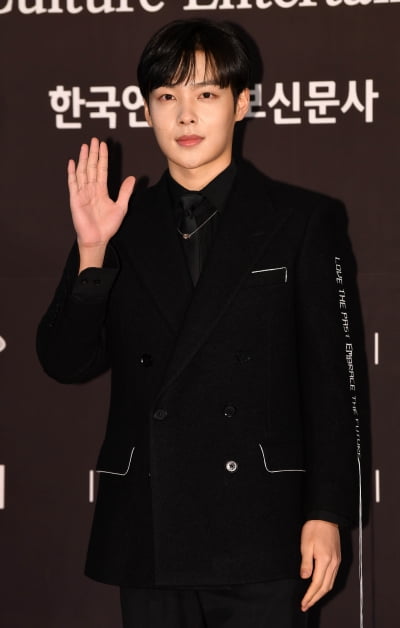 [TEN 포토] 김민기 '부드러운 인사'