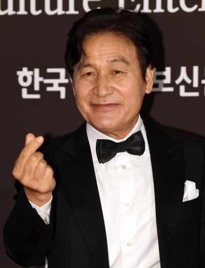 [TEN 포토] 안성기 '고품격 하트'