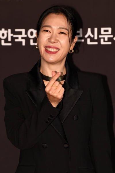 [TEN 포토] 염혜란 '행복감 느끼는 미소'