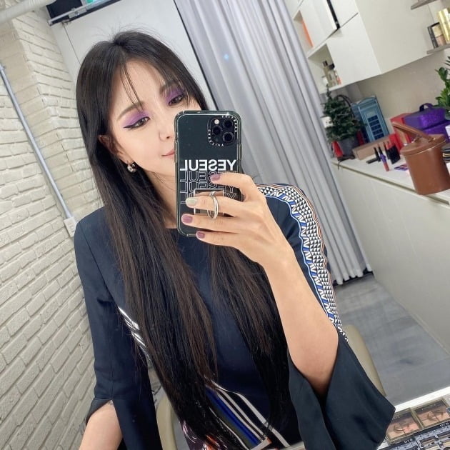 '10살 연하♥' 한예슬, 눈두덩이에 보라색을 칠해도 예쁘네…고양이상 미인 [TEN★]