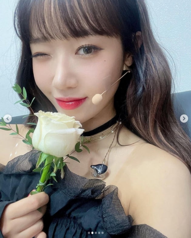 최유정, 꽃을 든 꽃...점점 더 과감해진 의상[TEN★]