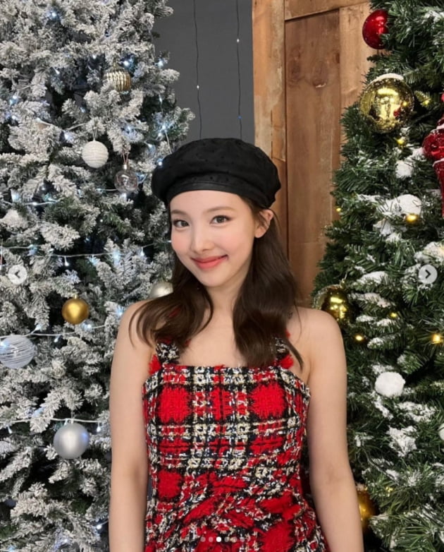 트와이스 나연, 크리스마스 요정으로 변신...매력적인 미소[TEN★]