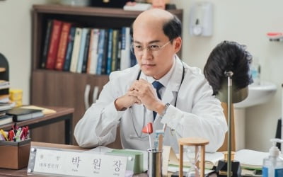 이서진, 민머리 됐다…역대급 파격 변신에 "힘든 일 아냐" ('내과 박원장')