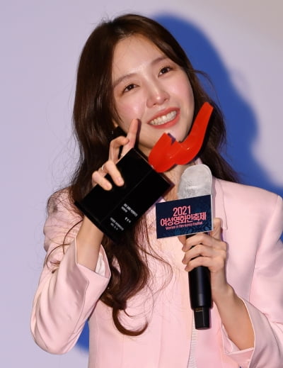 [TEN 포토] 여성영화인축제 신인상 수상한 방민아