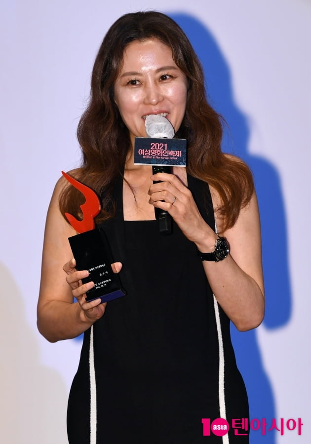 [TEN 포토] 문소리 '연기상 감사합니다'