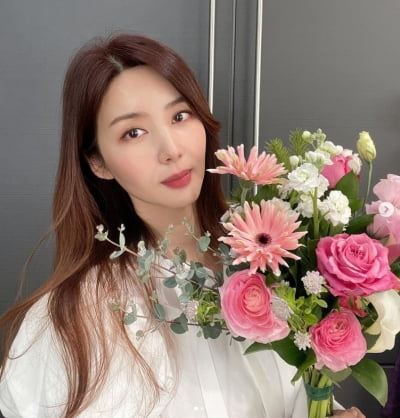 '한재석♥' 박솔미, 꽃 기죽이는 미모...화훼농가 힘내요 부케첼린지 완성[TEN★]