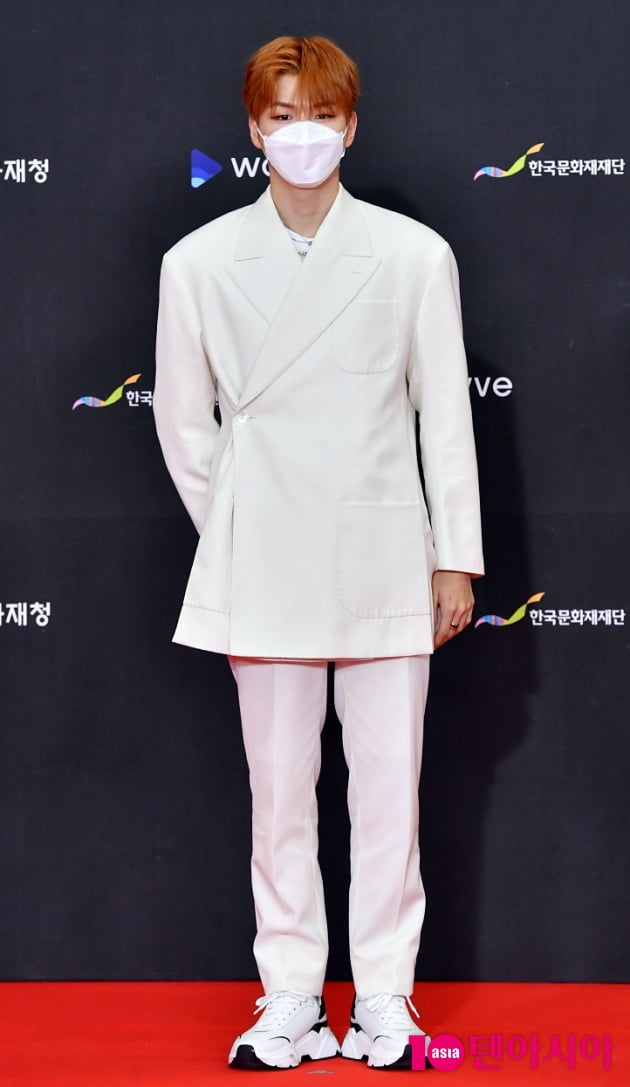 [TEN 포토] 강다니엘 '우아한 올 화이트'