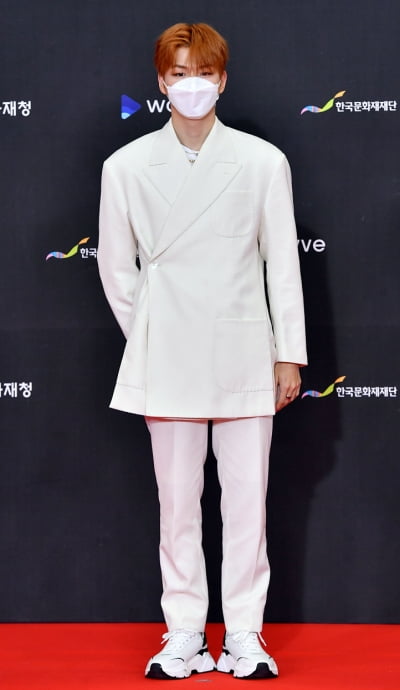 [TEN 포토] 강다니엘 '우아한 올 화이트'