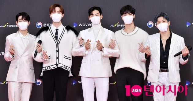[TEN 포토] 아스트로 '하트 받아가세요'