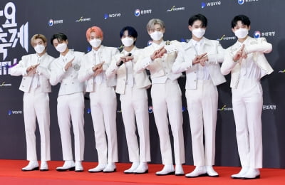 [TEN 포토] 엔하이픈 '단체인사도 멋스럽게'