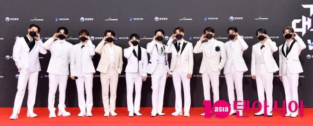 [TEN 포토] 세븐틴 '사랑스러운 볼하트'