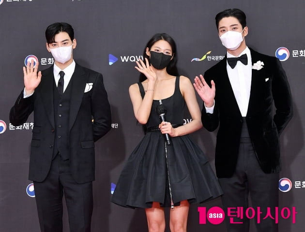 [TEN 포토] 차은우-설현-로운 '눈호강 사회자들'