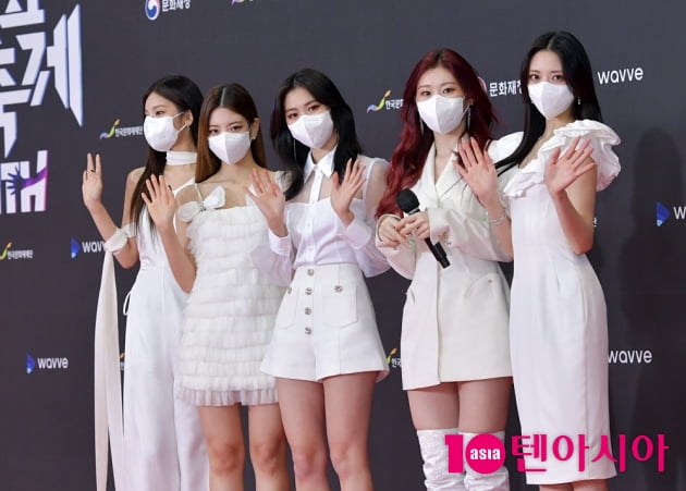 [TEN 포토] 있지 '청순미 뿌리는 인사'