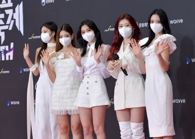 [TEN 포토] 있지 '청순미 뿌리는 인사'