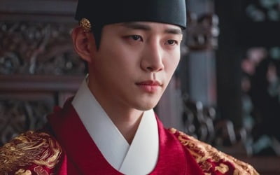 '옷소매' 이준호, 오늘(18일) 즉위한다…붉은 곤룡포 자태 공개